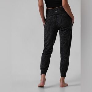 XS Athleta salutation textured joggers